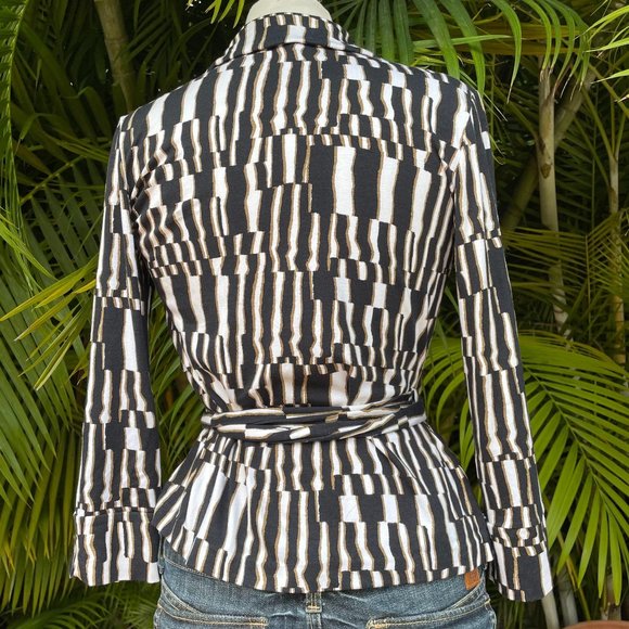 SOLDDVF wrap style top size large - Picture 3 of 8